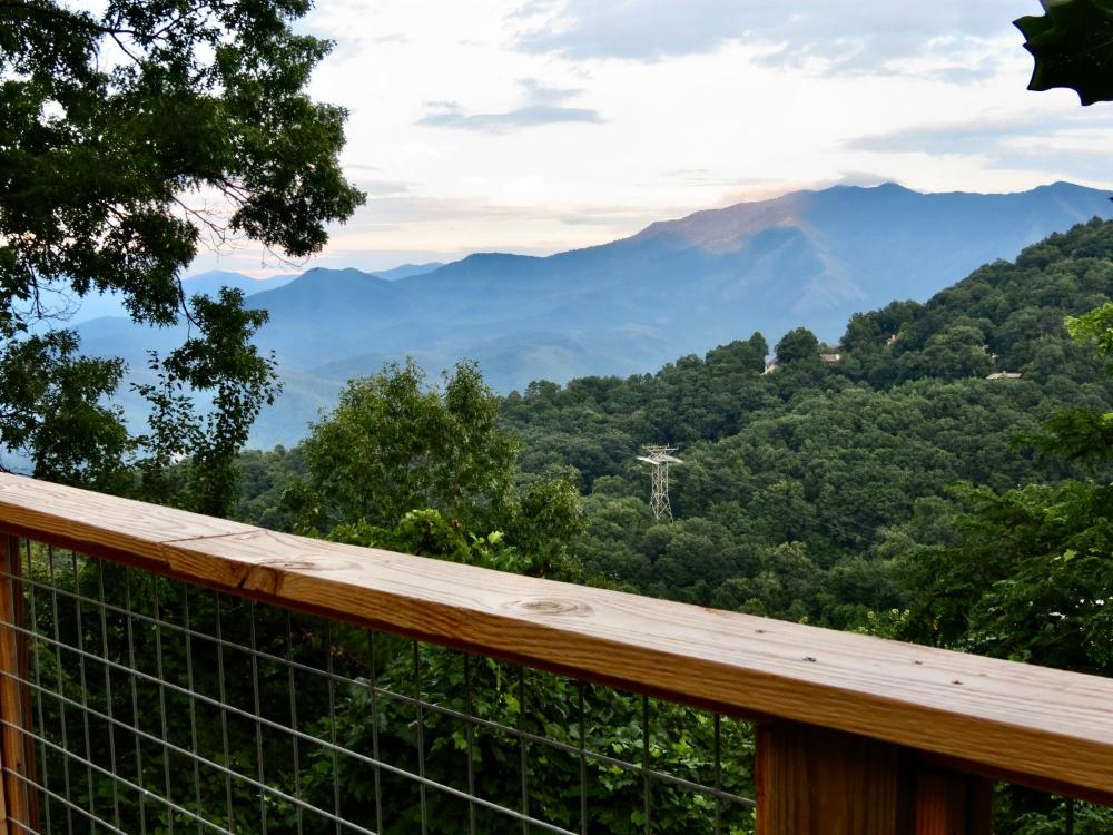 Million Dollar Views! 4 Bedroom, Sleeps 9, close to National Park and 5 mi to Gatlinburg!
